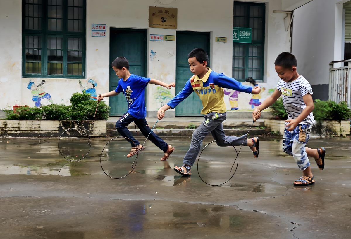 童年游戏：滚铁环